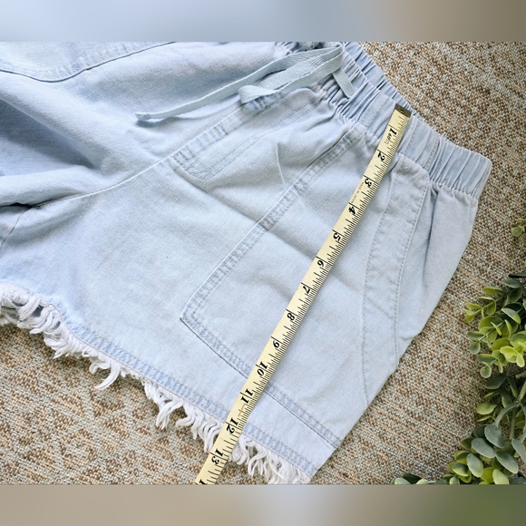 Jean shorts | size Large (but fits like a med)  | light blue | frayed hemline - Picture 4 of 7